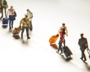 Le paradoxe français vu par Emir Deniz : travailler ici, exister ailleurs