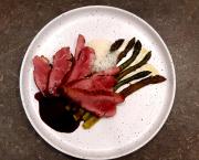 Aiguillettes de canard asperges poêlées et jus corsé.