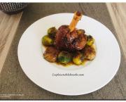 Souris d'agneau au thym, choux de Bruxelles et champignons de Paris.