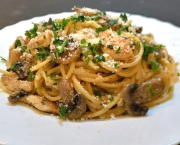 Pâtes au poulet, sauce crémeuse aux champignons