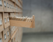 Rangement, rayonnages et styles d’écriture.