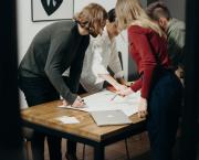 (II, 2) : Réunion debout