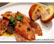 Filets de rouget, cromesquis de pomme de terre cœur crème de lard et sauce chermoula.