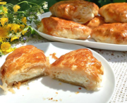 Feuilletés au fromage frais avec de la pâte filo maison (Placinte impaturite cu branza)