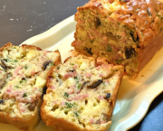 Cake salé aux jambon, fromage et champignons - Recette en vidéo