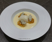 Saint-jacques snackées sauce champagne et beurre truffé