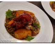 Jarret de porc cuit en deux façons et ses petits légumes