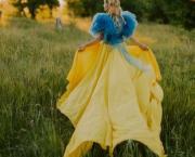 Écrire un texte avec les mots suivants :Charade, dominical, émotions, financier, garde, hypocrisie,Invitation, jolie