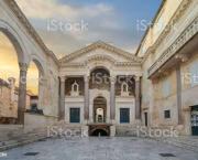 Écrire un texte contenant ces mots :Îlot, jardinier, kilt, largesses, menton, naissance, oraison, péristyle.