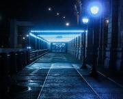 Enfermée dans une salle d’attente de gare
