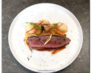 Magret de canard à l'orange, navets glacés et sauce bigarade