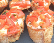 Crostini tomates mozarrella au pesto rosso - Recette en vidéo