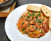 Poêlée de légumes façon chakchouka au fromage - Recette en vidéo
