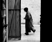 Cinquième mouvement — Que le seuil s’ouvre et que l’étranger agrandisse la maison