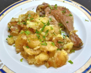 Cuisses et manchons de canard avec de l'écrasée de pommes de terre à l'ail