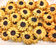Biscuits sablés pochés en forme de fleurs (Kourabié de Bakou) - Recette en vidéo
