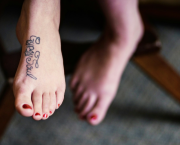 Geneviève aux pieds nus