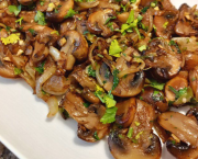 Champignons sautés à l'oignon et à l'ail - Recette en vidéo