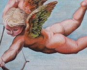 Cupidon assis sur son canon ou la Saint-Valentin