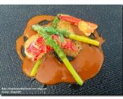 Homard poêlé au beurre moussant et sa bisque, asperges croquantes.