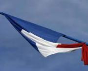 Faut-il mettre en berne* notre drapeau pour célébrer le souvenir d'un dignitaire étranger ?