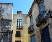 Porte à demi ouverte