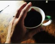 La main au café...