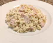 Coquillettes en sauce au jambon et au fromage