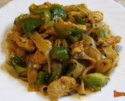 Nouilles thaïlandaises au poulet et au poivron
