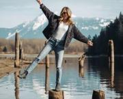 Écrire un texte avec les mots suivants :Obséquieux, palissandre, quidam, rouages, sophisme, ténèbres, ultime, virginal