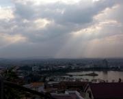 Aza maty! [Ne meurs pas!]