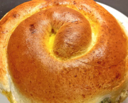 Pain roulé au fromage, oignons verts et ciboulette (Invartita cu branza sarata) - Recette en vidéo