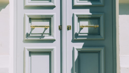 Derrière la porte close.