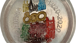 Une capsule en étain gravée et colorée pour les 800 ans de la cathédrale d'Amiens 1220-2020