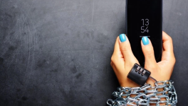 "NON, JE T'EN SUPPLIE PAS LE MODE AVION!"