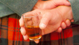 Boire un whisky écossais