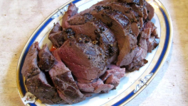 Rôti de cerf au poivre, à l'ail et au Porto