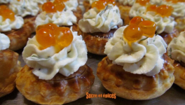 Canapés feuilletés mousse de chèvre frais à l'aneth et oeufs de saumon