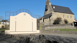 Eliza zeinütegi hiru püntakoak : Züberoa katolikoaren bürragertze? / Les églises à clochers calvaires : fidélité de la Soule au catholicisme ?