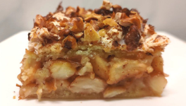 Carrés sablés aux pommes avec meringue et noix - Recette en vidéo