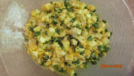Salade aux oeufs et tiges d'oignons nouveaux