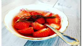 Soupe de gariguettes au vin blanc moelleux et romarin.