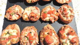 Crostini tomates, allumettes de jambon et mozzarella - Recette en vidéo