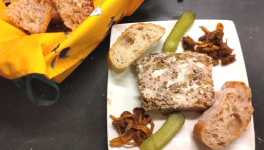 Terrine de campagne facile aux veau, poulet et chanterelles - Recette en vidéo