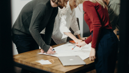 (II, 2) : Réunion debout