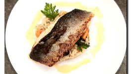 Filet de bar, risotto aux fruits de Mer et jus d'arêtes
