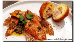 Filets de rouget, cromesquis de pomme de terre cœur crème de lard et sauce chermoula. 