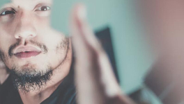 Le démon du miroir (sonnet lipogrammatique)