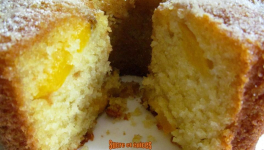 Gâteau très moelleux aux pêches à la crème fraîche