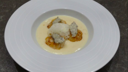 Saint-jacques snackées sauce champagne et beurre truffé